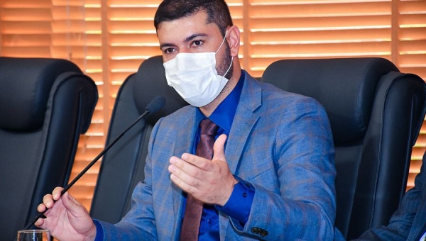 Nicolau comemora decisão do TCE que contempla todos os servidores da educação com abono 